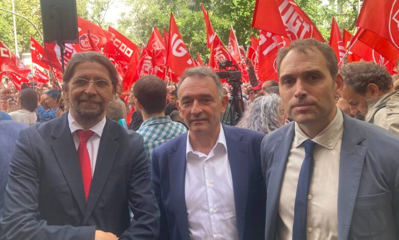 Enrique Santiago, Toni Valero y Francisco Sierra en la concentración por la reducción de la jornada laboral en Madrid