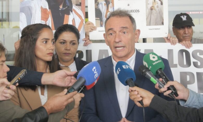 Enrique Santiago y Tesh Sidi en el Aeropuerto Adolfo Suárez Madrid Barajas