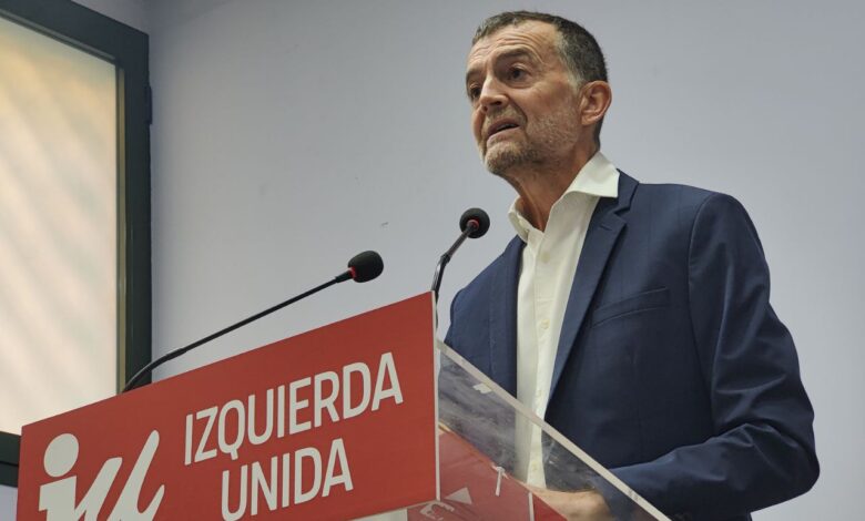 Antonio Maíllo en la rueda de prensa de IU