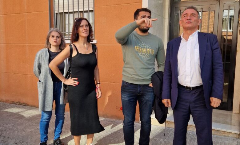 Enrique Santiago y Carolina Cordero en la visita a las viviendas afectadas por las obras de metro en San Fernando de Henares