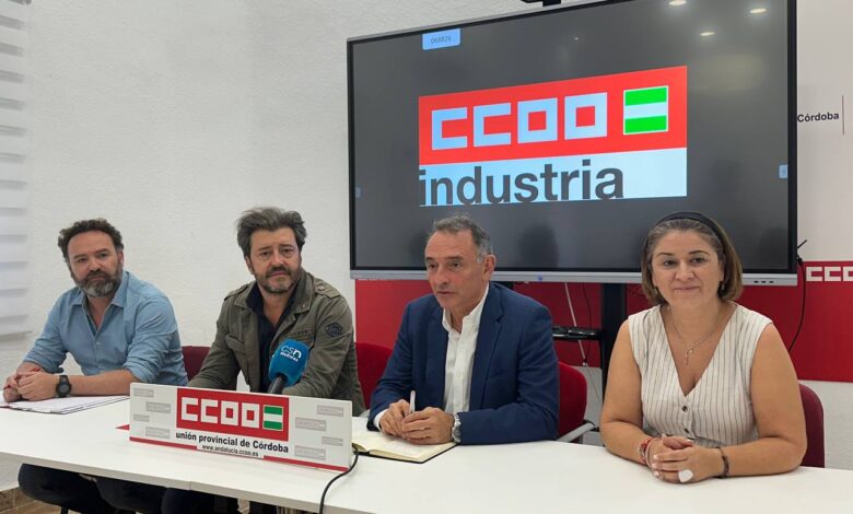 Enrique Santiago atiende a medios en la sede de CCOO de Córdoba