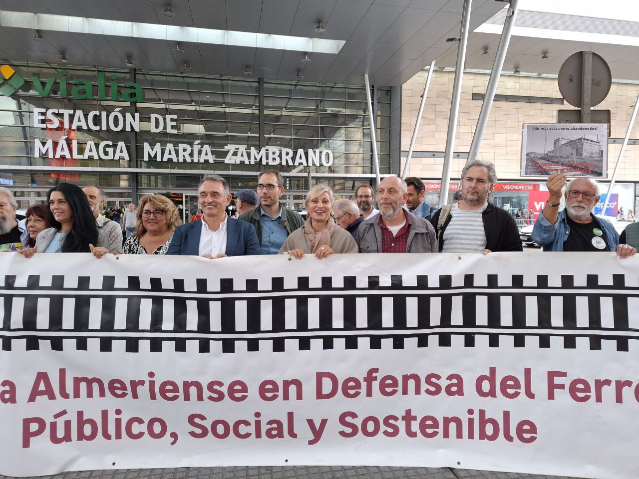 nrique Santiago y Toni Valero, junto a dirigentes locales de IU, en la concentración de esta mañana convocada por la Plataforma en Defensa del Ferrocarril en el exterior de la malagueña estación ‘María Zambrano’.