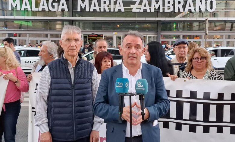 nrique Santiago y Toni Valero, junto a dirigentes locales de IU, en la concentración de esta mañana convocada por la Plataforma en Defensa del Ferrocarril en el exterior de la malagueña estación ‘María Zambrano’.