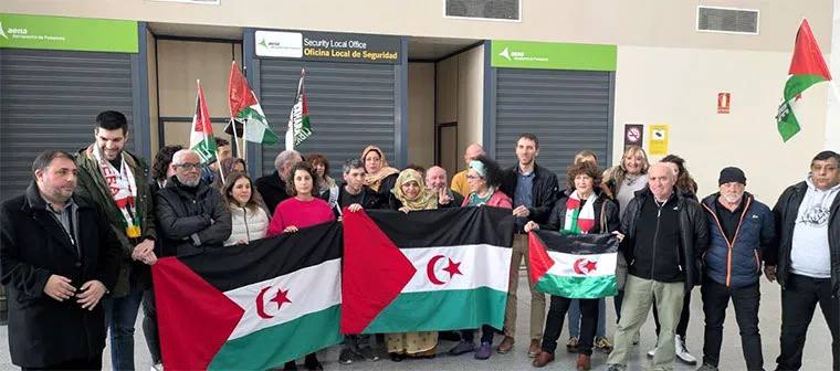 Recibimiento a los/as integrantes de la delegación del Parlamento vasco -entre ellos, Jon Hernández, de negro, en el centro- a su llegada al aeropuerto navarro de Noáin tras la expulsión por parte de las autoridades de Marruecos.