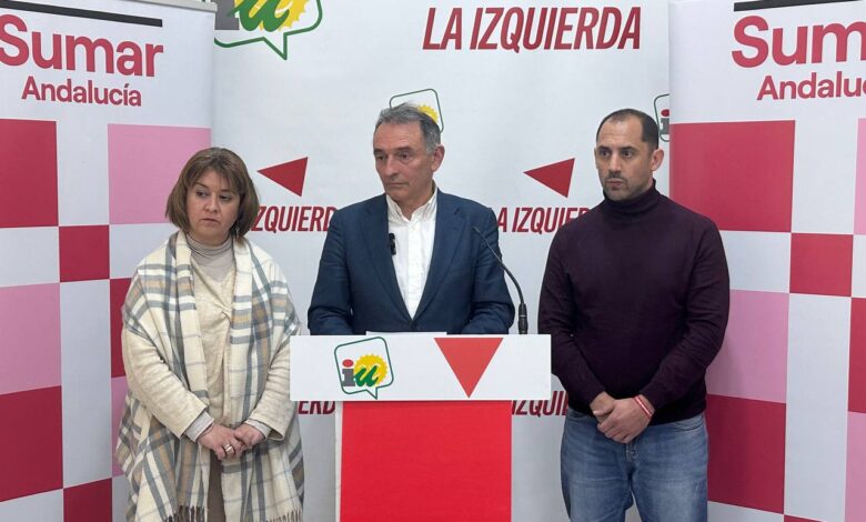 Rueda de prensa de Enrique Santiago en la sede de IU en Córdoba, flanqueado por los/as dirigentes provinciales de IU Sebastián Pérez e Irene Ruiz.