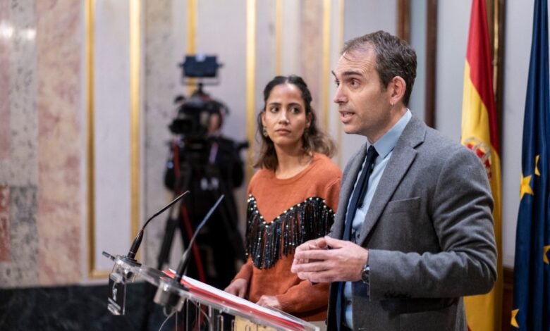 Toni Valero junto a Tesh Sidi durante la rueda de prensa de hoy en el Congreso