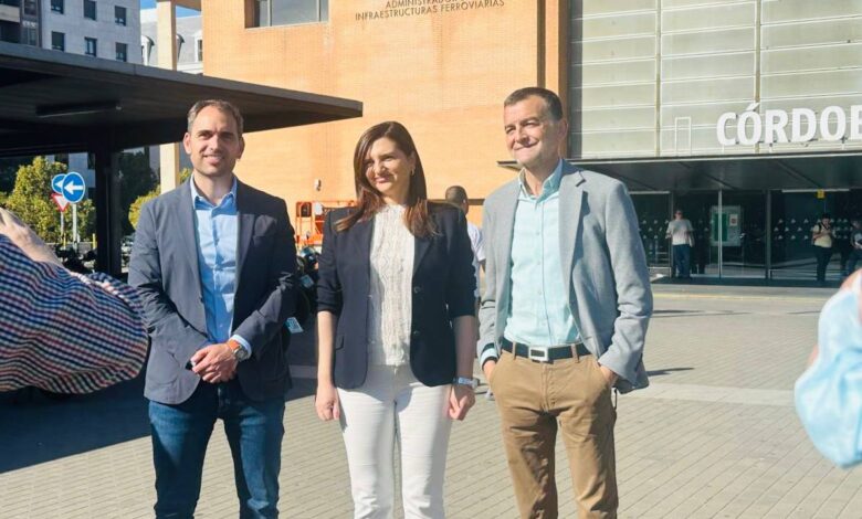 Ana Anguita, flanqueada por Antonio Maíllo y Toni Valero, además de otra de conjunto de las personas asistentes hoy al breve acto a las puertas de la que se denominará 'Estación Córdoba - Julio Anguita'