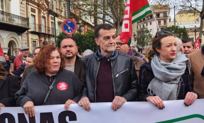 Antonio Maíllo durante una reciente movilización en Sevilla junto a la diputada de IU en el Congreso, Engracia Rivera, y otros/as dirigentes de IU Andalucía