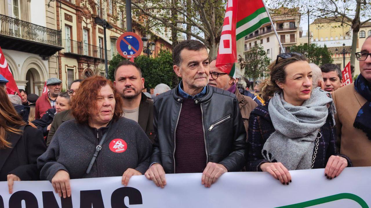 Antonio Maíllo durante una reciente movilización en Sevilla junto a la diputada de IU en el Congreso, Engracia Rivera, y otros/as dirigentes de IU Andalucía