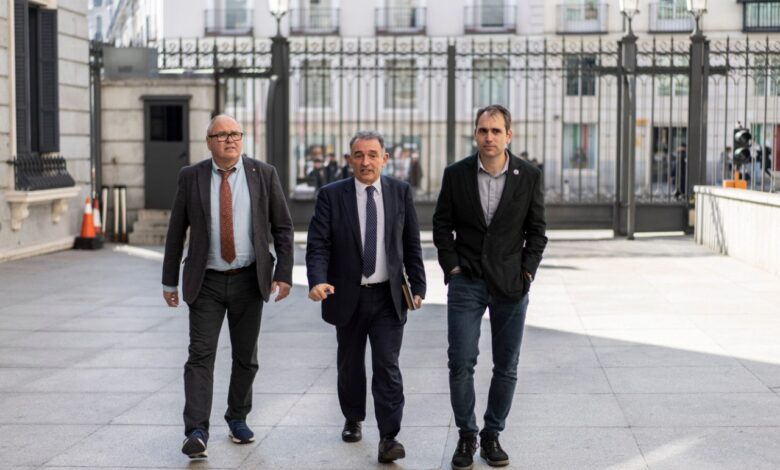 Enrique Santiago, Fèlix Alonso y Toni Valero a su llegada al Congreso