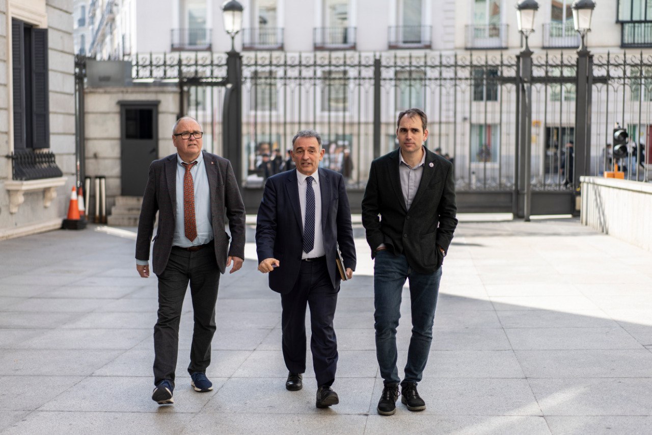 Enrique Santiago, Fèlix Alonso y Toni Valero a su llegada al Congreso
