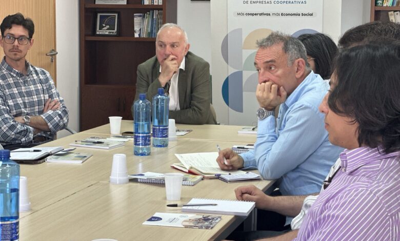 Enrique Santiago durante la reunión de esta mañana en Córdoba con representantes de la dirección de la Federación Andaluza de Empresas Cooperativas de Trabajo, Consumo y Servicios (FAECTA) y cooperativas invitadas
