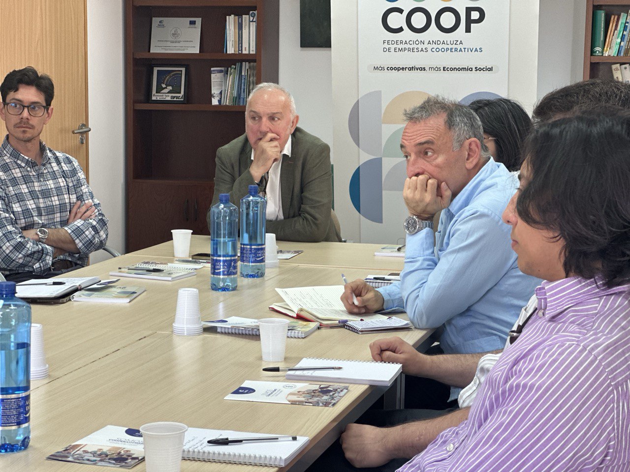Enrique Santiago durante la reunión de esta mañana en Córdoba con representantes de la dirección de la Federación Andaluza de Empresas Cooperativas de Trabajo, Consumo y Servicios (FAECTA) y cooperativas invitadas