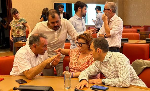 Enrique Santiago mientras conversa con Engracia Rivera, Toni Valero y Nahuel González antes del inicio de una comisión en el Congreso