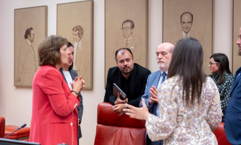 Nahuel González (en el centro) junto al letrado y el resto de miembros recién nombrados de la Mesa de la comisión parlamentaria de investigación de la Dana, tras la sesión constitutiva de la misma esta tarde en el Congreso
