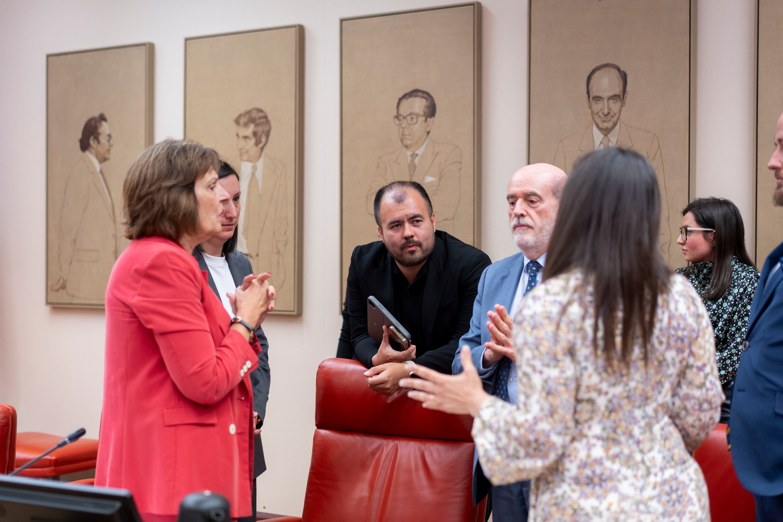Nahuel González (en el centro) junto al letrado y el resto de miembros recién nombrados de la Mesa de la comisión parlamentaria de investigación de la Dana, tras la sesión constitutiva de la misma esta tarde en el Congreso