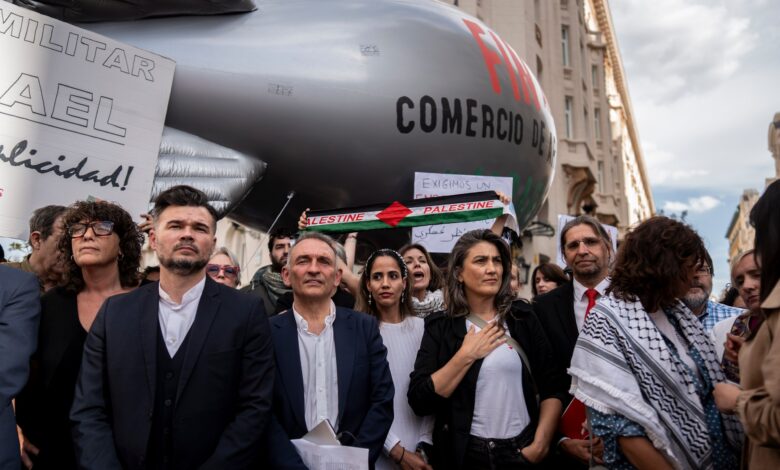 Enrique Santiago, Tesh Sidi y Francisco Sierra, junto a diputados/as de otras formaciones, durante la concentración de esta tarde a las puertas del Congreso para respaldar la proposición de ley para lograr el embargo de armas a Israel que se debatía en el Pleno