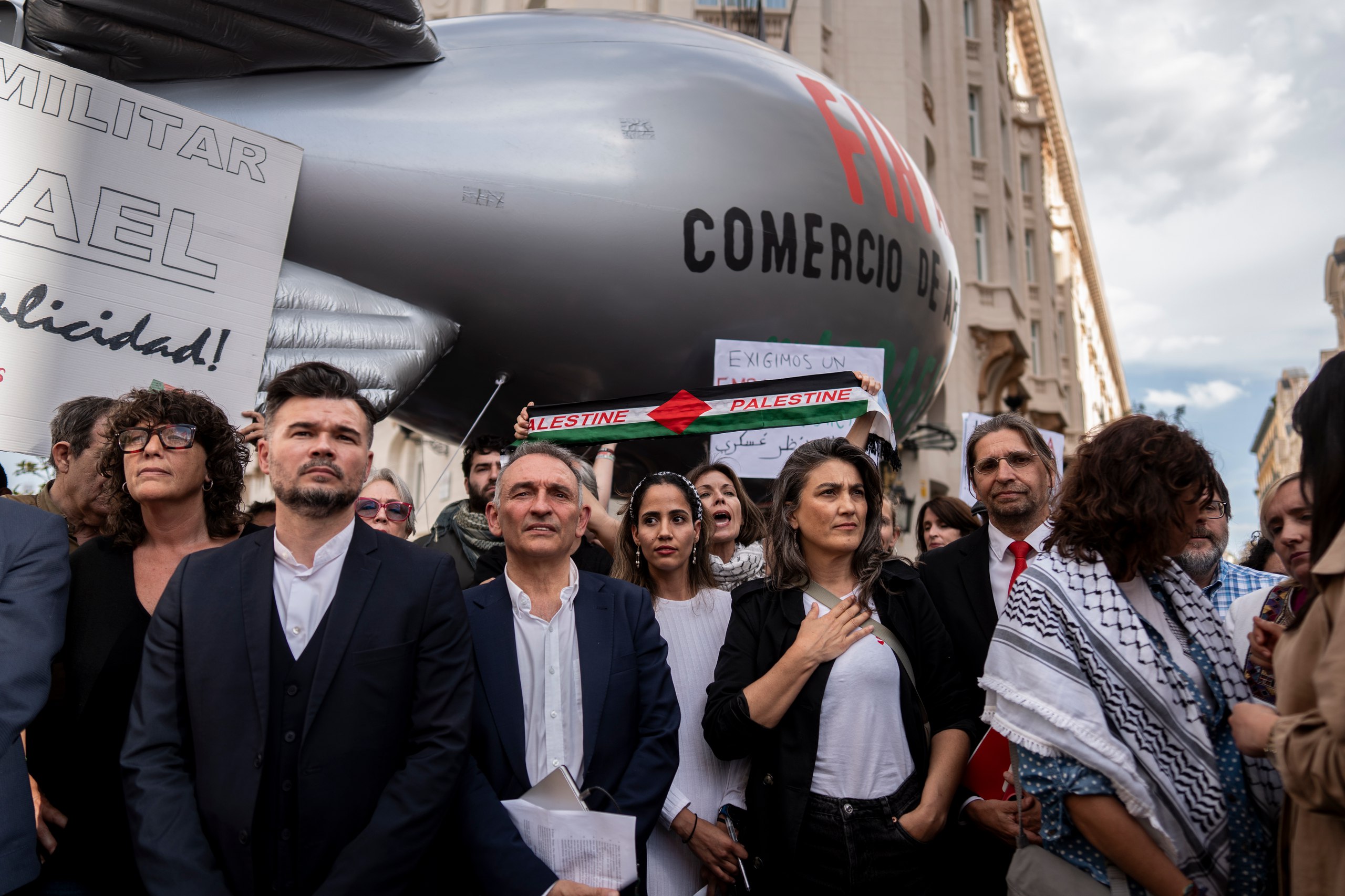 Enrique Santiago, Tesh Sidi y Francisco Sierra, junto a diputados/as de otras formaciones, durante la concentración de esta tarde a las puertas del Congreso para respaldar la proposición de ley para lograr el embargo de armas a Israel que se debatía en el Pleno