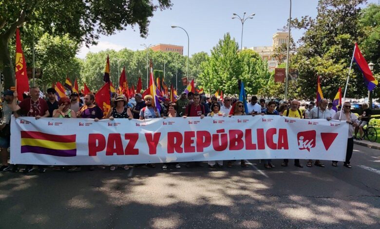 cabecera del cortejo de IU, encabezada por Antonio Maíllo, durante el recorrido esta mañana en Madrid de la Segunda Marcha Republicana