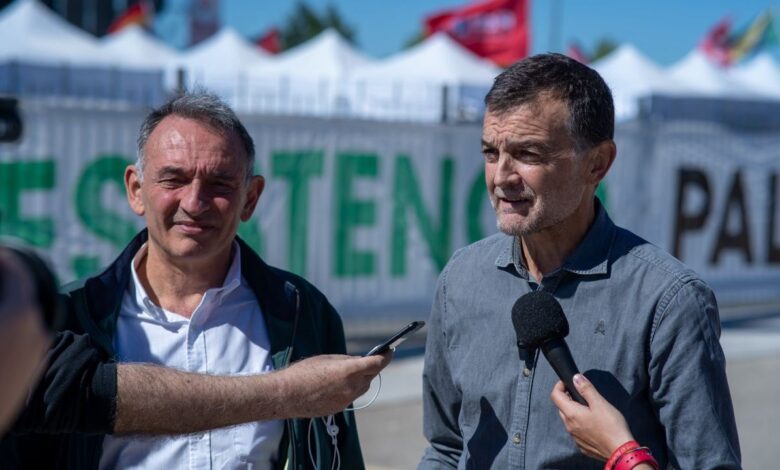 Antonio Maíllo y Enrique Santiago mientras atienden a los medios