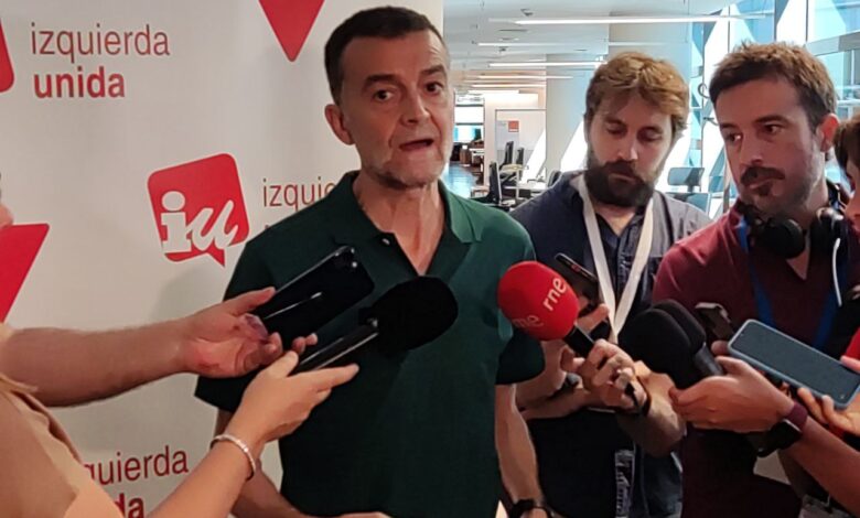 Antonio Maíllo durante el contacto con los medios de hoy para explicar la batería de medidas contra la corrupción de IU
