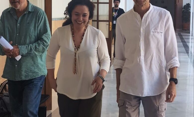 Antonio Maillo junto a Inma Nieto, portavoz del Grupo Parlamentario Por Andalucía, y el ex director general de Memoria de Andalucía, Luis Naranjo, con quienes asistió hoy a la I Jornada 'Memoria y Política' en el Parlamento andaluz.