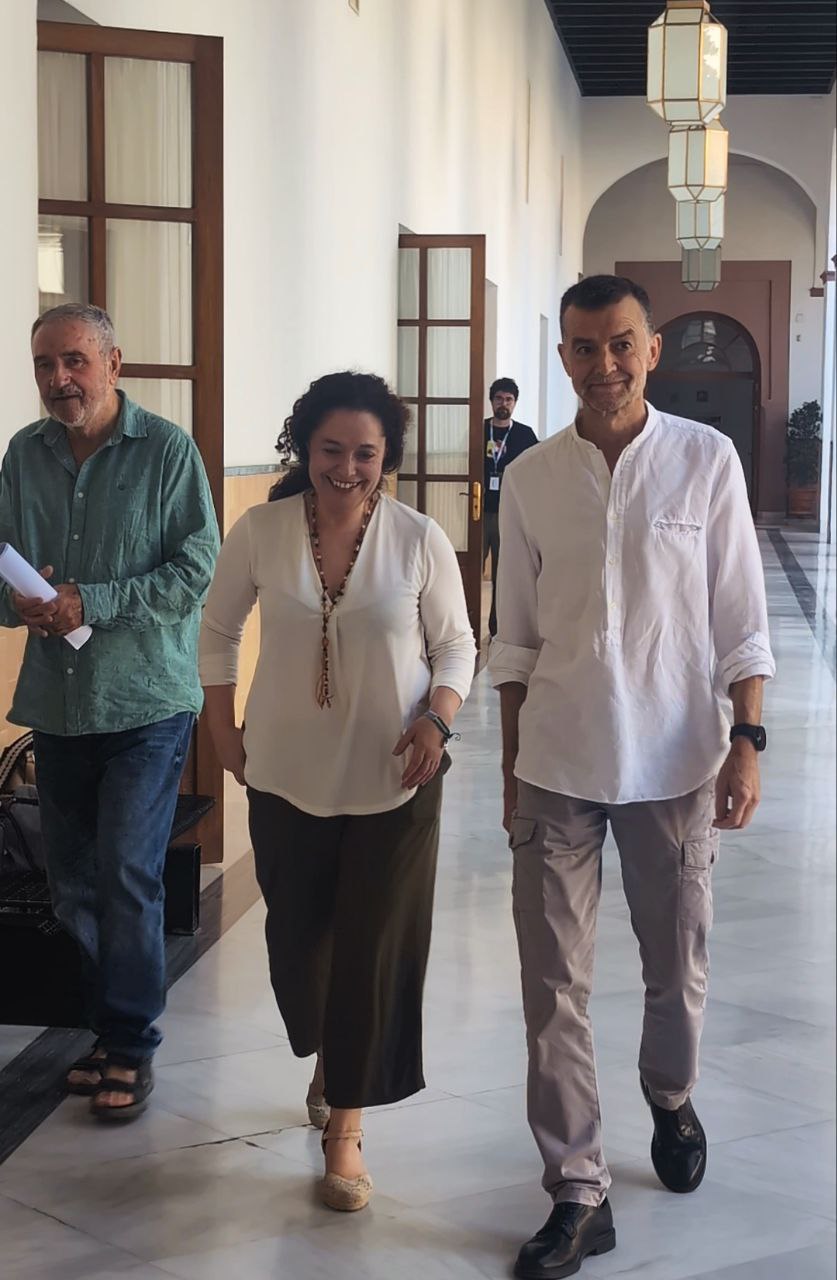 Antonio Maillo junto a Inma Nieto, portavoz del Grupo Parlamentario Por Andalucía, y el ex director general de Memoria de Andalucía, Luis Naranjo, con quienes asistió hoy a la I Jornada 'Memoria y Política' en el Parlamento andaluz.