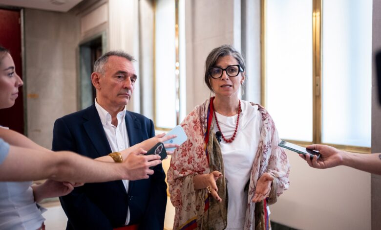 Francesca Albanese y Enrique Santiago antes de comenzar la reunión de hoy en el Congreso