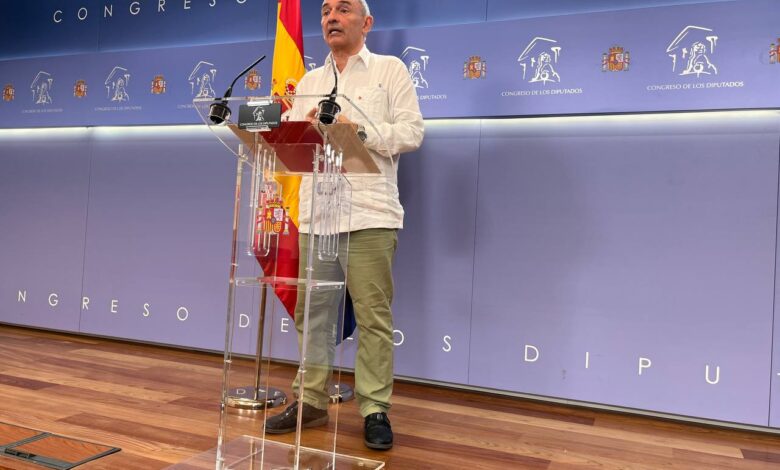 Enrique Santiago durante la rueda de prensa de hoy en el Congreso