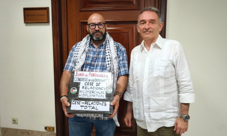 Enrique Santiago junto al activista de la Flotilla de la LIbertad Sergio Toribio tras sus declaraciones de hoy a los medios y en el momento de ragistrar en el Congreso más de 2.000 firmas contra el genocio de Israel al pueblo palestino