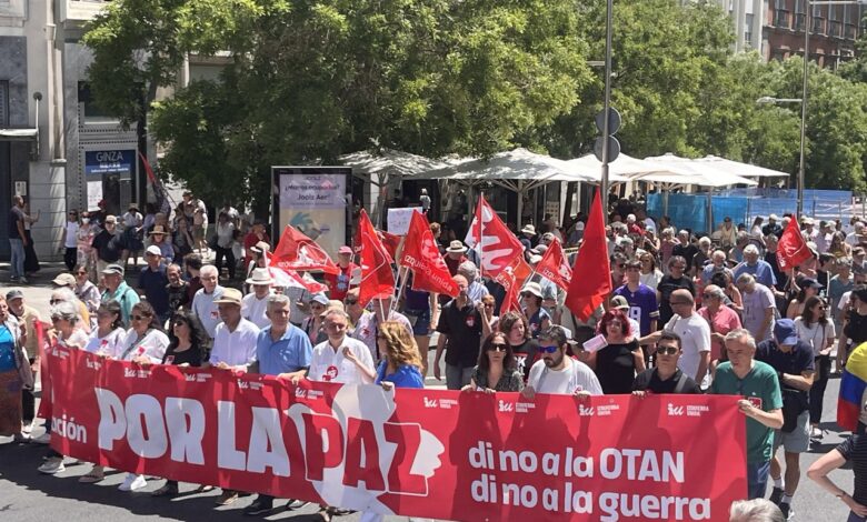 pancarta del cortejo en el que participaron en la manifestación convocada en Madrid hace unos días bajo el lema 'Contra el Rearme y la Militarización'.