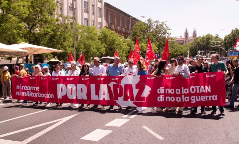 Pancarta de IU en el cortejo de la manifestación contra el rearme y la guerra del pasado sábado en Madrid