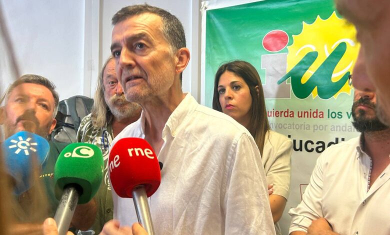 Antonio Maíllo durante el contacto que ha mantenido hoy con los medios en la sede de IU de Cádiz Ciudad