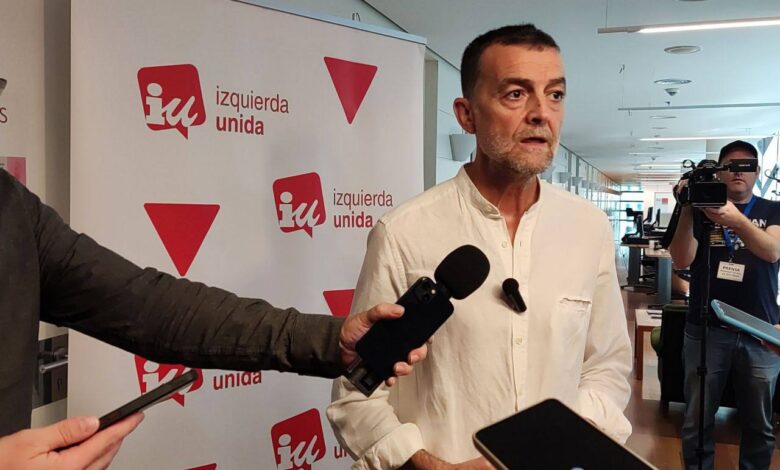 Antonio Maíllo durante su contacto con los medios de hoy en el Congreso