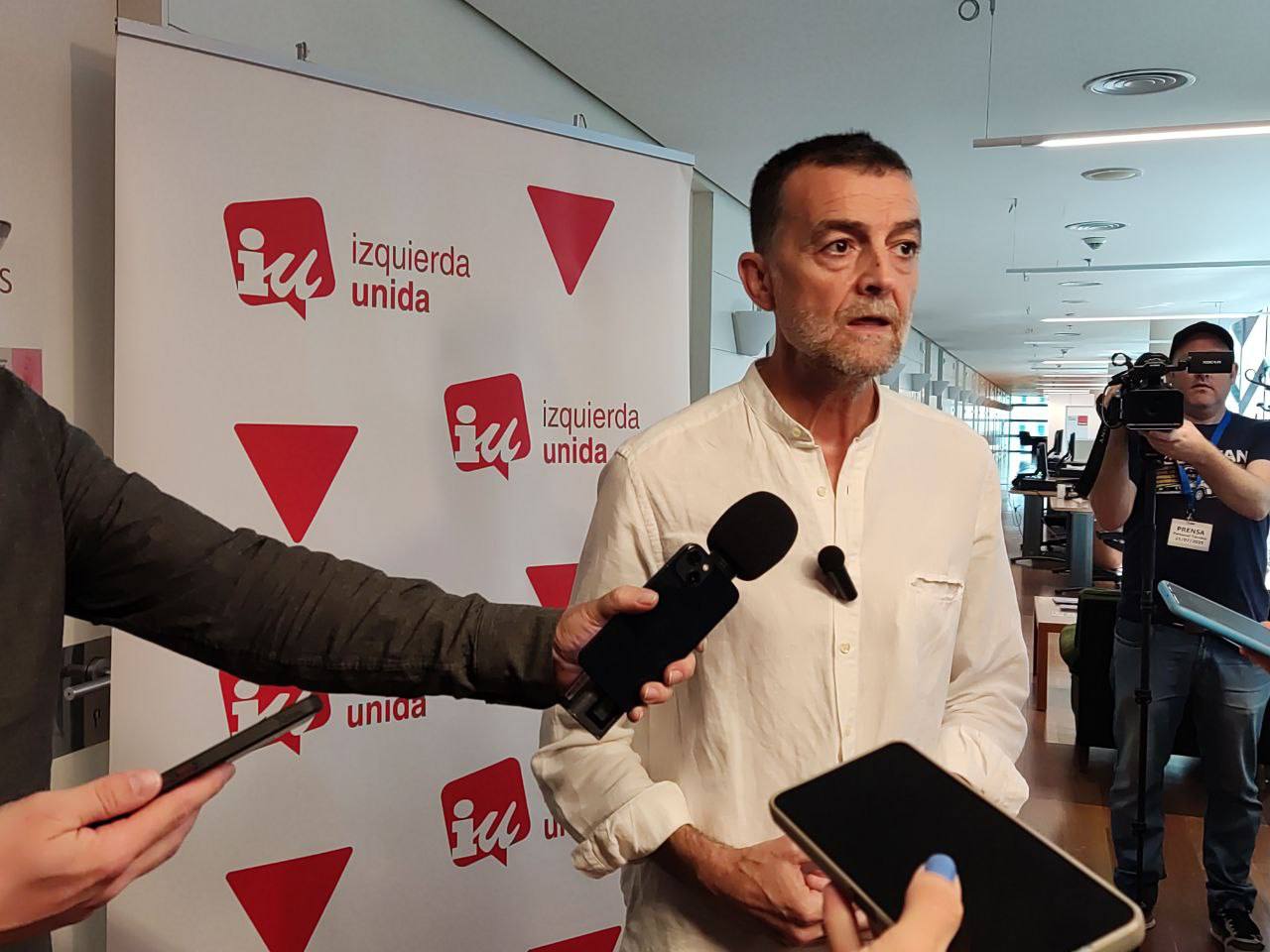 Antonio Maíllo durante su contacto con los medios de hoy en el Congreso