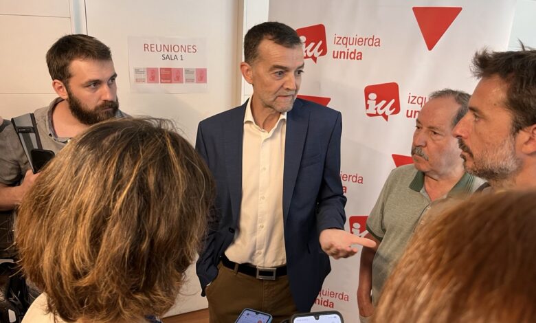 Antonio Maíllo durante la atención a medios de hoy en las dependencias de IU en el Congreso