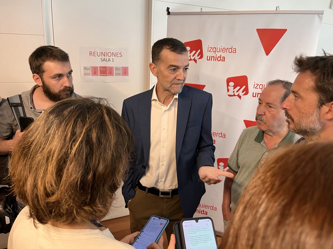 Antonio Maíllo durante la atención a medios de hoy en las dependencias de IU en el Congreso