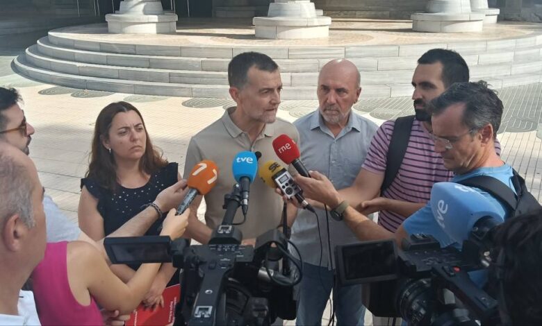 Antonio Maíllo junto a dirigentes locales de IU-Verdes Región de Murcia durante su atención a los medios hoy en el exterior de la Asamblea Regional en Cartagena.