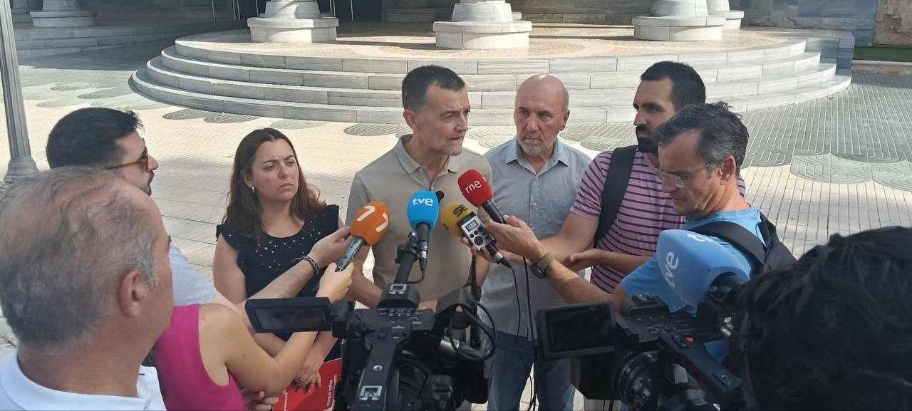 Antonio Maíllo junto a dirigentes locales de IU-Verdes Región de Murcia durante su atención a los medios hoy en el exterior de la Asamblea Regional en Cartagena.
