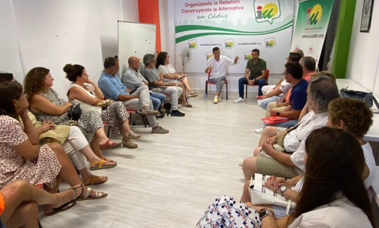 Antonio Maíllo durante la reunión con reprsentantes de la Marea Blanca de Cádiz