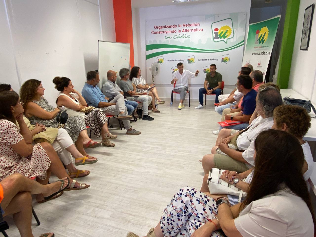 Antonio Maíllo durante la reunión con reprsentantes de la Marea Blanca de Cádiz