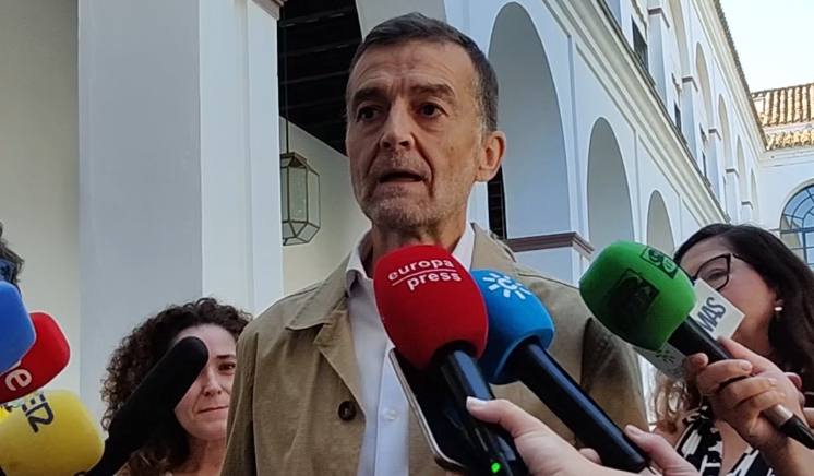Antonio Maíllo mientras atiende a los medios