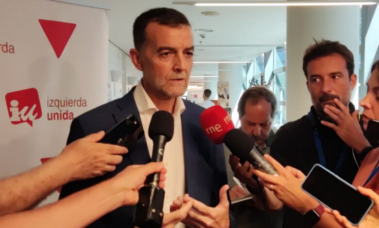 Antonio Maíllo durante la atención a medios de hoy en las dependencias de IU en el Congreso