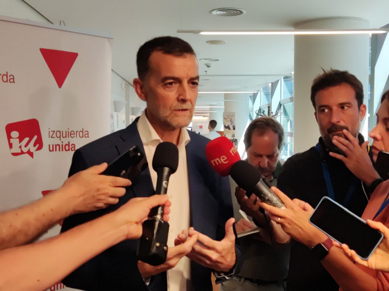 Antonio Maíllo durante la atención a medios de hoy en las dependencias de IU en el Congreso