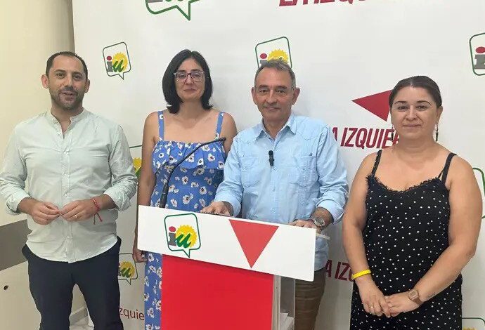 comparecencia hoy ante los medios de Enrique Santiago en Córdoba junto a dirigentes locales de Izquierda Unida en la sede de la formación