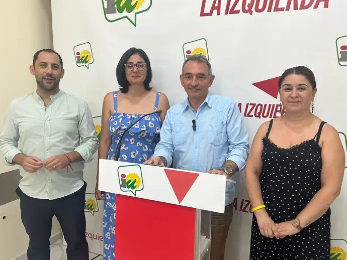 comparecencia hoy ante los medios de Enrique Santiago en Córdoba junto a dirigentes locales de Izquierda Unida en la sede de la formación