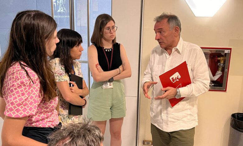 Enrique Santiago durante una conversación con periodistas tras la rueda de prensa de hoy en el Congreso.