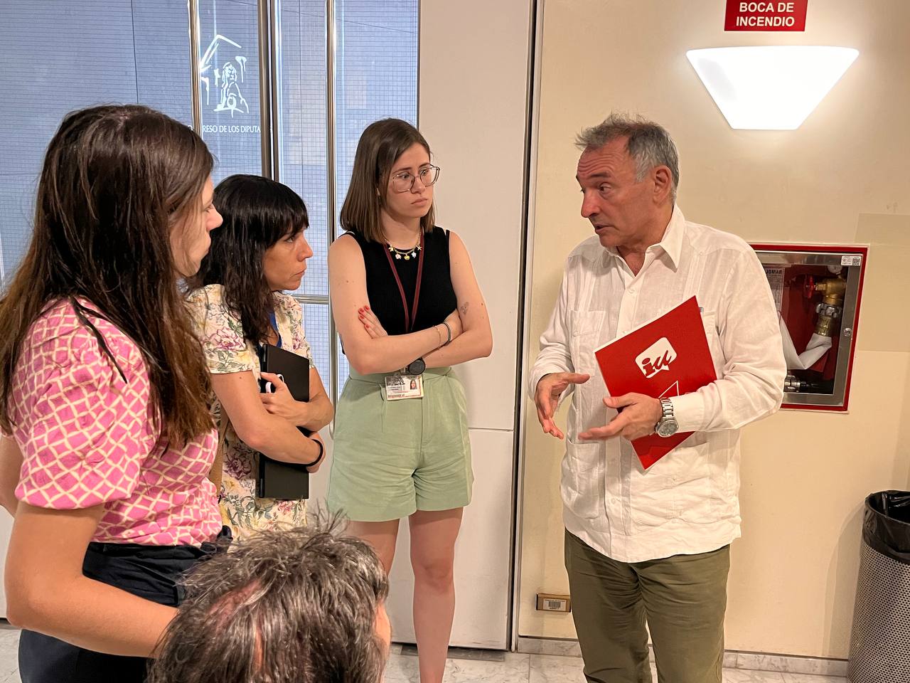 Enrique Santiago durante una conversación con periodistas tras la rueda de prensa de hoy en el Congreso.