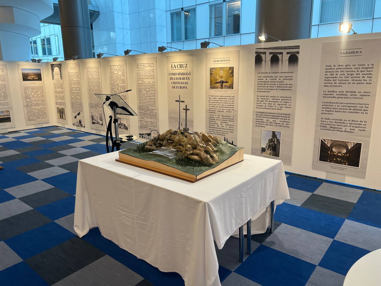 EXPOSICION-VOX-PARLAMENTO-EUROPEO.jpg