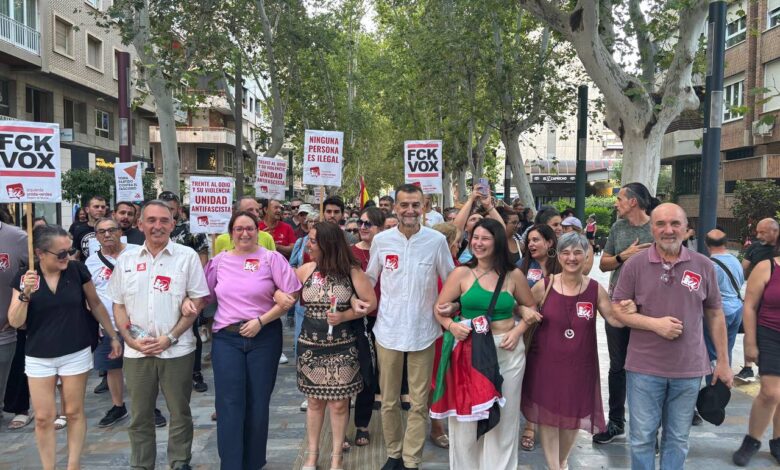 Antonio Maíllo y Enrique Santiago junto a dirigentes locales de IU-Verdes Región de Murcia al inicio de la manifestación de esta tarde en Murcia